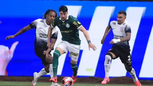 Joaquin Piquerez jogador do Palmeiras disputa lance com Andre Carrillo jogador do Corinthians durante partida no estádio Arena Allianz Parque pelo campeonato Paulista 2025. Foto: Ettore Chiereguini/AGIF