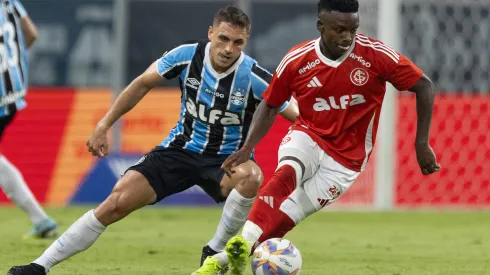 Christian, jogador do Grêmio, disputa lance com Carbonero jogador do Internacional durante partida no estadio Arena do Gremio pelo campeonato Gaucho 2025. Foto: Liamara Polli/AGIF