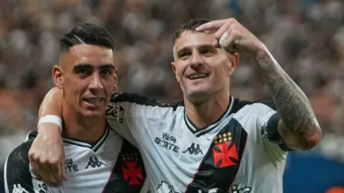 AM – MANAUS – 23/01/2025 – CARIOCA 2025, VASCO X MADUREIRA – Vegetti jogador do Vasco comemora seu gol com Puma Rodriguez jogador da sua equipe durante partida contra o Madureira no estadio Arena da Amazonia pelo campeonato Carioca 2025.