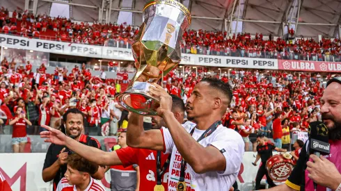 Destaque do Internacional, Fernando comemorando o título – Foto: Maxi Franzoi/AGIF