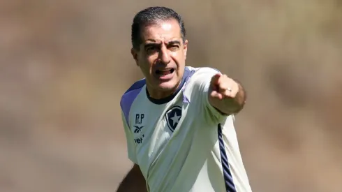 Renato Paiva em treinamento pelo Botafogo. Foto: Vítor Silva/BFR