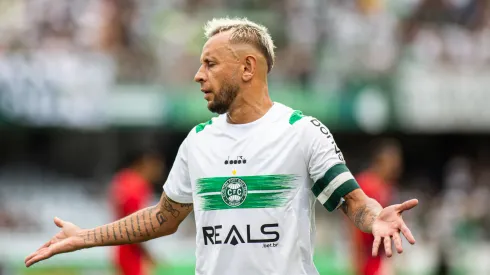 PR – CURITIBA – 25/01/2025 – PARANAENSE 2025, CORITIBA X ATHLETICO-PR – Rafinha jogador do Coritiba durante partida contra o Athletico-PR no estadio Couto Pereira pelo campeonato Paranaense 2025. Foto: Luis Garcia/AGIF