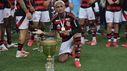 Wesley pelo Flamengo com a taça do Campeonato Carioca – Foto: Thiago Ribeiro/AGIF