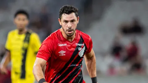 Santos não quis renovar com Giuliano – Foto: Luis Garcia/AGIF.