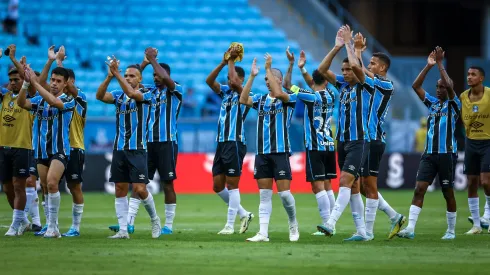 Jogadores agradecem apoio da torcida presente na Anrena. Foto: Lucas Uebel/Grêmio.