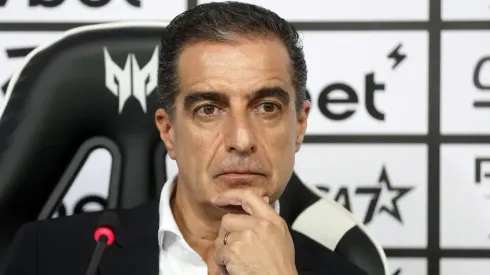 Renato Paiva em apresentação pelo Botafogo – Foto: Vitor Silva/Botafogo)