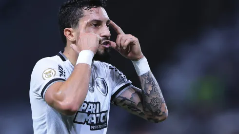 Alex Telles jogador do Botafogo durante partida contra o Palmeiras no estádio Arena Allianz Parque pelo campeonato Brasileiro A 2024. Foto: Ettore Chiereguini/AGIF