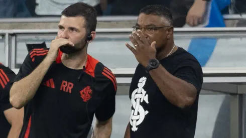 Roger técnico do Internacional durante partida contra o Grêmio no estádio Arena do Grêmio pelo campeonato Gaúcho 2025. Foto: Liamara Polli/AGIF