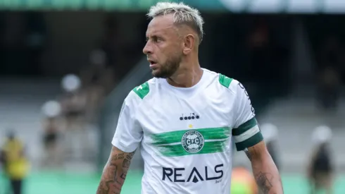 Rafinha jogador do Coritiba durante partida contra o Athletico-PR no estádio Couto Pereira pelo campeonato Paranaense 2025. Foto: Robson Mafra/AGIF