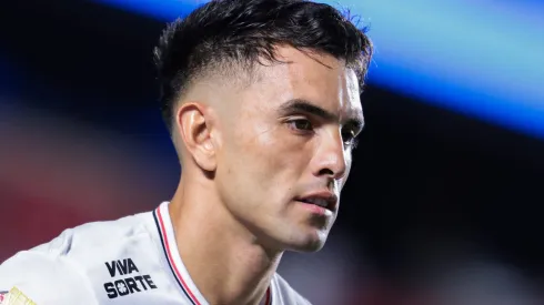 Enzo Díaz jogador do São Paulo durante partida contra o Mirassol no estádio Morumbi pelo campeonato Paulista 2025. Foto: Marcello Zambrana/AGIF
