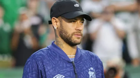 – Neymar jogador do Santos durante entrada em campo da equipe para aquecimento antes de partida amistosa contra o Coritiba no estádio Couto Pereira. Jogador não foi relacionado para a partida, mas viajou com a delegação para Curitiba. Foto: Robson Mafra/AGIF