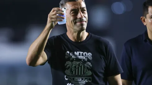Pedro Caixinha técnico do Santos antes da partida contra o Agua Santa no estádio Vila Belmiro pelo campeonato Paulista 2025. Foto: Reinaldo Campos/AGIF