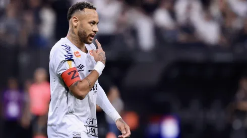 Neymar Jr. jogador do Santos durante partida contra o Corinthians no estadio Arena Corinthians pelo campeonato Paulista 2025. Foto: Marcello Zambrana/AGIF