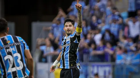 RS – PORTO ALEGRE – 26/10/2024 – BRASILEIRO A 2024, GREMIO X ATLETICO-GO – Villasanti jogador do Gremio comemora seu gol durante partida contra o Atletico-GO no estadio Arena do Gremio pelo campeonato Brasileiro A 2024. Foto: Maxi Franzoi/AGIF