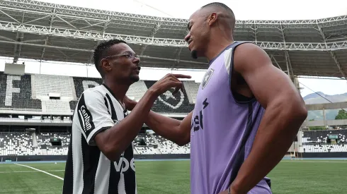 Igor Melo se mostrou emocionado ao encontrar o capitão Marlon Freitas. Foto: Vítor Silva/Botafogo.