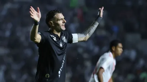 Vegetti reclama em partida disputada com a camisa do Vasco. Foto: Wagner Meier/Getty Images.