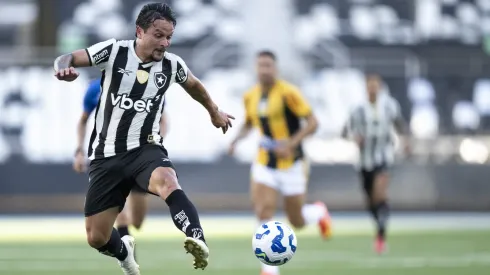 Artur, jogador do Botafogo, durante partida contra o Novorizontino, no Nilton Santos. Foto: Jorge Rodrigues/AGIF.
