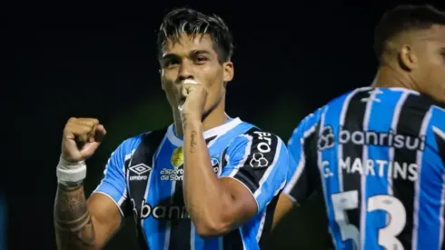 Matías Arezo comemora gol com a camisa do Grêmio. Foto: Maxi Franzoi/AGIF.