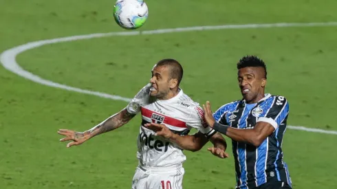 SP – Sao Paulo – 17/10/2020 – BRASILEIRO A 2020, SAO PAULO X GREMIO – Daniel Alves jogador do Sao Paulo disputa lance com Cortez jogador do Gremio durante partida no estadio Morumbi pelo campeonato Brasileiro A 2020. Foto: Marcello Zambrana/AGIF