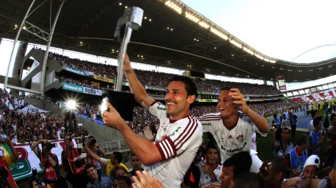 Fred ergue o caneco do Campeonato Brasileiro de 2012. Foto: Nelson Perez.