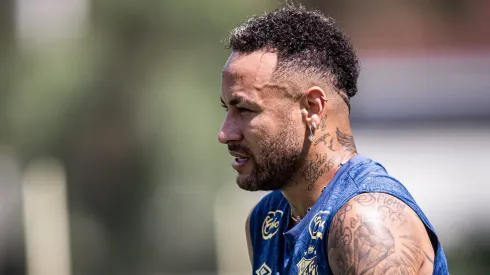 Neymar está fora da estreia do Santos no Brasileiro após voltar a sentir a coxa