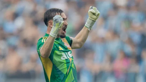 Anthoni, goleiro do Internacional, comemora gol durante partida contra o Grêmio, pelo Campeonato Gaúcho. Foto: Liamara Polli/AGIF.
