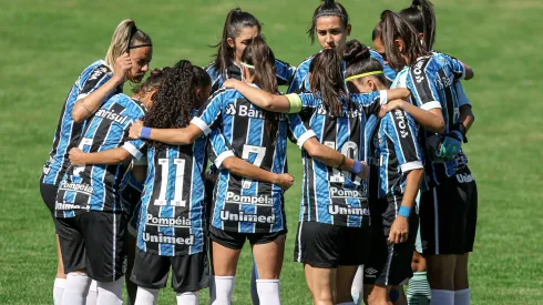 RS – Gravatai – 10/10/2020 – BRASILEIRO FEMININO A1 2020 – GREMIO X SAO JOSE-SP – Jogadoras do Gremio durante entrada em campo para partida contra o Sao Jose-SP no estadio Vieirao pelo campeonato Brasileiro Feminino 2020.