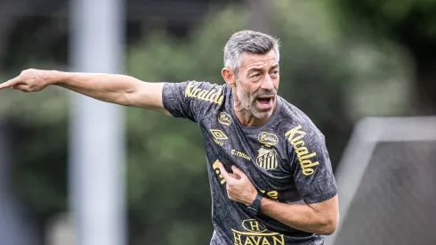 Pedro Caixinha em treino no CT Rei Pelé