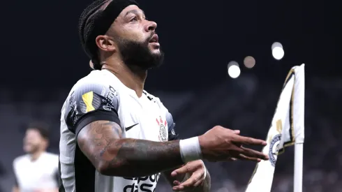 Memphis Depay jogador do Corinthians comemora seu gol durante partida contra o São Bernardo no estádio Arena Corinthians pelo campeonato Paulista 2025. Foto: Marcello Zambrana/AGIF