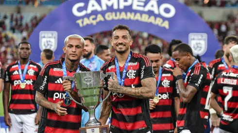 Danilo comemora o título da Taça Guanabara.