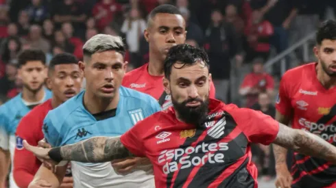 PR – CURITIBA – 19/09/2024 – COPA SUL-AMERICANA 2024, ATHLETICO-PR X RACING – Mastriani jogador do Athletico-PR disputa lance com Salas jogador do Racing durante partida no estadio Arena da Baixada pelo campeonato Copa Sul-Americana 2024.