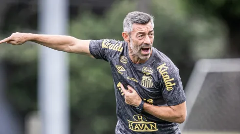 Pedro Caixinha treina o Peixe. Técnico não deve contar com reforços na janela exclusiva do futebol brasileiro – Foto: Flickr Oficial Santos Futebol Clube