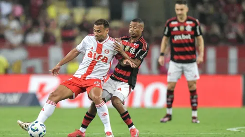 SP – RIO DE JANEIRO – 29/03/2025 – BRASILEIRO A 2025, FLAMENGO X INTERNACIONAL – De La Cruz jogador do Flamengo disputa lance com Alan Patrick jogador do Internacional durante partida no estadio Maracana pelo campeonato Brasileiro A 2025. Foto: Thiago Ribeiro/AGIF