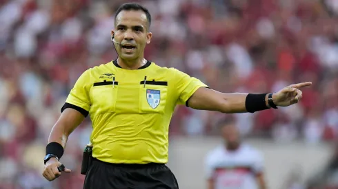 Árbitro Alex Gomes Stefano em ação -Foto: Thiago Ribeiro/AGIF