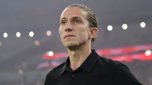 Filipe Luís no Flamengo durante a partida contra o Internacional – Foto: Thiago Ribeiro/AGIF