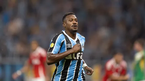 Edenilson defendendo o Grêmio contra o Atlético Mineiro – Foto: Maxi Franzoi/AGIF