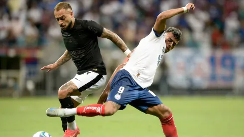 Lucho Rodriguez, jogador do Bahia, disputa lance com Maycon jogador do Corinthians durante partida no estadio Arena Fonte Nova pelo campeonato Brasileiro A 2025. Foto: Jhony Pinho/AGIF