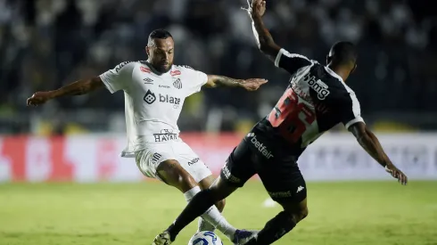 Guilherme em ação contra o Vasco pelo Brasileirão 2025. Foto: Alexandre Loureiro/AGIF