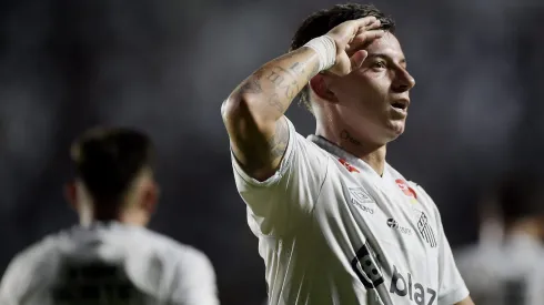 RJ – RIO DE JANEIRO – 30/03/2025 – BRASILEIRO A 2025, VASCO X SANTOS – Barreal jogador do Santos comemora seu gol durante partida contra o Vasco no estadio Sao Januario pelo campeonato Brasileiro A 2025. Foto: Alexandre Loureiro/AGIF