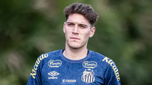 Rollheiser, meia do Santos em treinamento no CT Rei Pelé