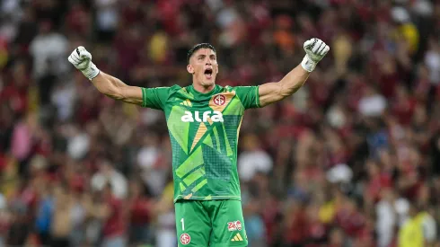 Rochet, goleiro do Internacional, comemora gol durante partida contra o Flamengo, pelo Campeonato Brasileiro. Foto: Thiago Ribeiro/AGIF.