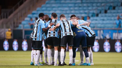 Jogadores do Grêmio na partida contra o Atlético-MG, pelo Campeonato Brasileiro. Foto: Maxi Franzoi/AGIF.
