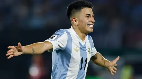 Thiago Almada comemorando gol durante partida entre Uruguai e Argentina, pelas Eliminatórias para a Copa do Mundo de 2026, no Estádio Centenário. Foto: Ernesto Ryan