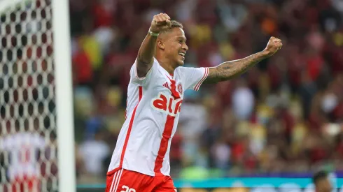 Vitinho comemora o gol do Internacional diante do Flamengo. Foto: Ricardo Duarte/Internacional.
