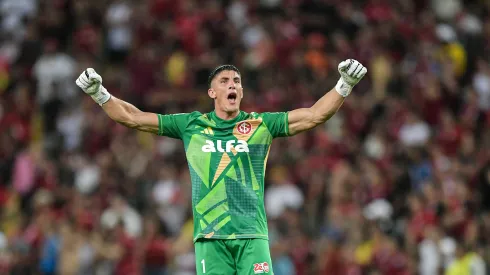 Rochet goleiro do Internacional comemora gol durante partida contra o Flamengo no estádio Maracanã pelo campeonato Brasileiro A 2025. Foto: Thiago Ribeiro/AGIF