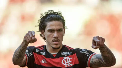 Pedro jogador do Flamengo comemora seu gol durante partida contra o Atlético-GO no estádio Maracanã pelo campeonato Brasileiro A 2024. Foto: Thiago Ribeiro/AGIF

