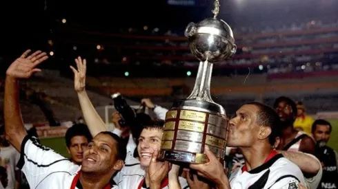 Jogadores do Vasco com a taça da Libertadores da América 1998 – Foto: Reprodução/O Globo