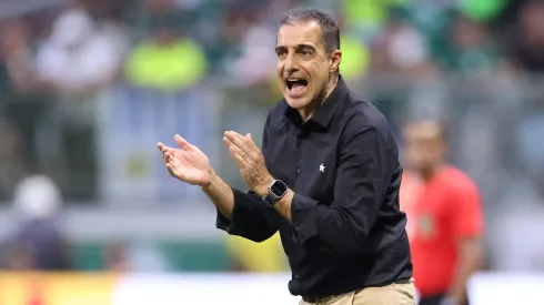 Renato Paiva, técnico do Botafogo, incentivando os jogadores do Alvinegro. Foto: Vítor Silva/Botafogo.