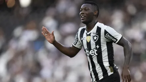 Patrick de Paula celebra bom momento no Botafogo. Foto: Jorge Rodrigues/AGIF
