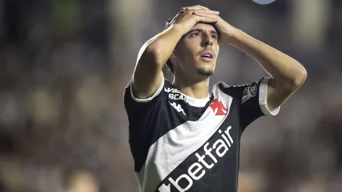 RJ – RIO DE JANEIRO – 30/03/2025 – BRASILEIRO A 2025, VASCO X SANTOS – Nuno Moreira jogador do Vasco lamenta durante partida contra o Santos no estadio Sao Januario pelo campeonato Brasileiro A 2025. Foto: Alexandre Loureiro/AGIF